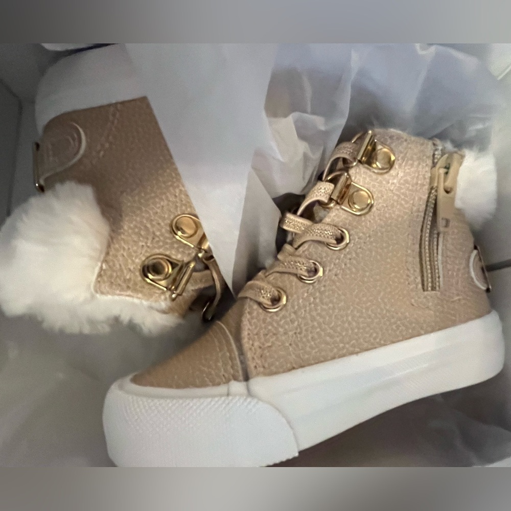 NWT CYNTHIA ROWLEY Tan Lace Up Faux Fur Lining High-Top Tan Sneakers (Toddler)